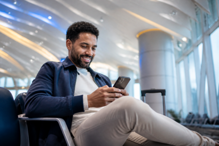 lte significado: viajante usando internet móvel no smartphone em viagem