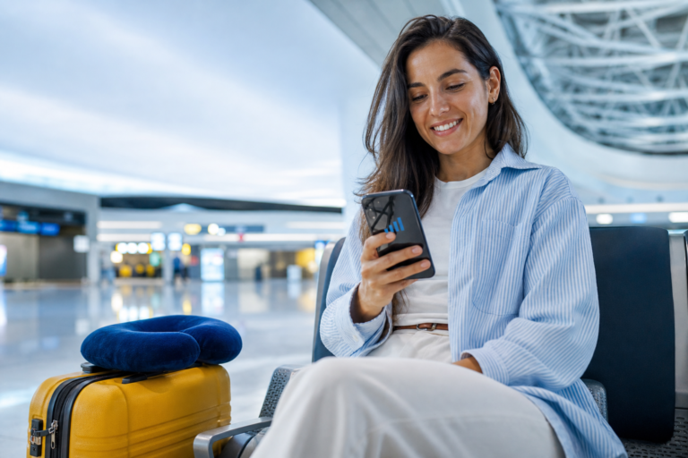 LTE : voyageur connecté en eSIM sur son smartphone avant un départ