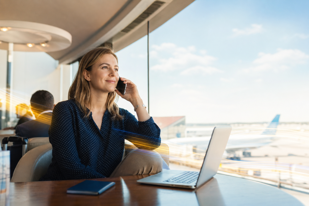 WLAN Call auf Reisen: Reisende telefoniert per WLAN mit dem Smartphone