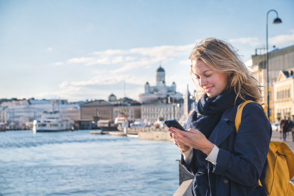 4G-yhteys: älypuhelinta käyttävä matkailija Suomessa