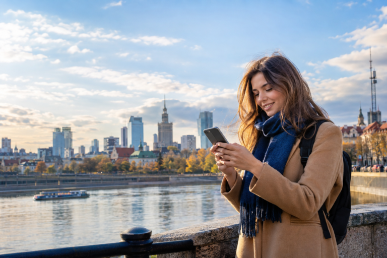 5G w smartfonie – użytkowniczka korzystająca z szybkiego internetu mobilnego