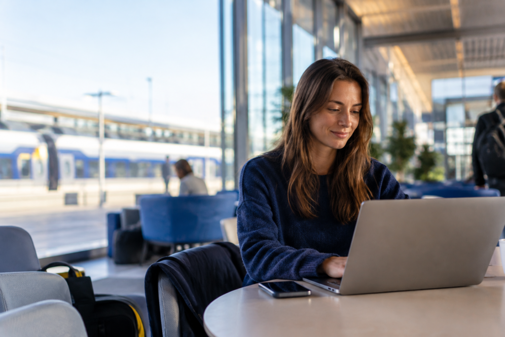 Hotspot Bedeutung: Smartphone teilt unterwegs Internet mit einem Laptop