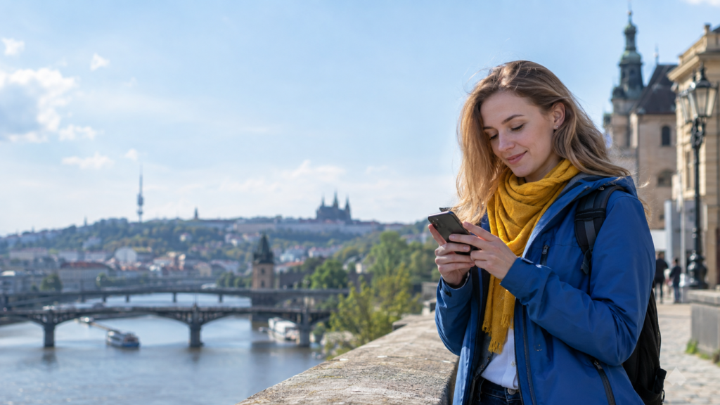 LTE: мандрівниця користується швидким мобільним інтернетом на смартфоні