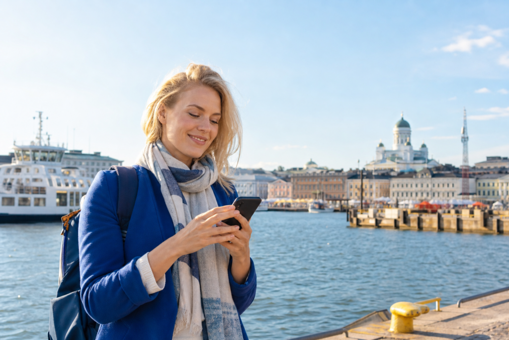 LTE-yhteys puhelimessa Suomessa – matkailija käyttää mobiilidataa