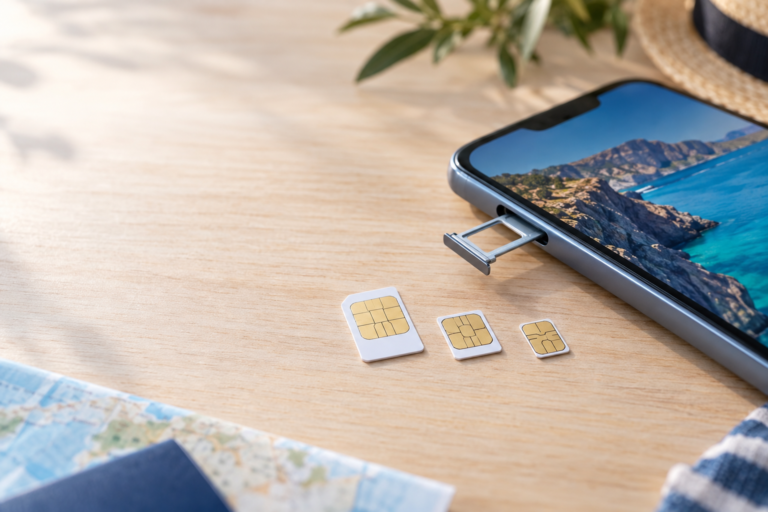 Simkaart formaten naast een moderne smartphone met geopende simlade
