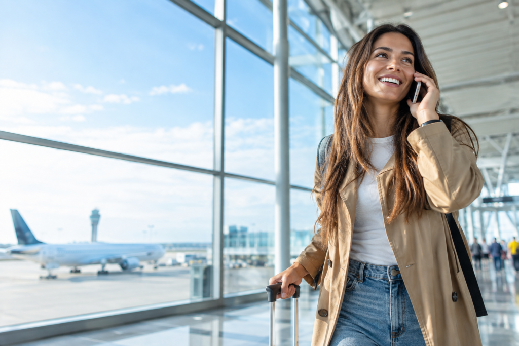 VoLTE: путешественница разговаривает по смартфону в сети 4G