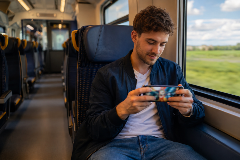 WiFi nélküli játékok telefonon egy hosszú vonatúton
