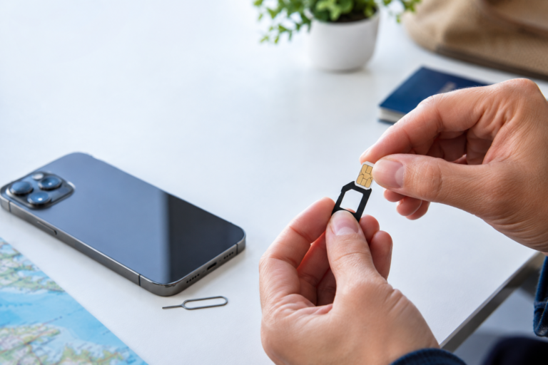 Adapter za SIM karticu: umetanje nano SIM kartice u adapter na stolu