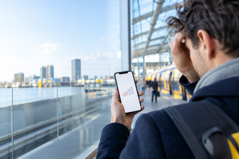 iPhone geen service: gebruiker controleert het mobiele bereik op zijn iPhone