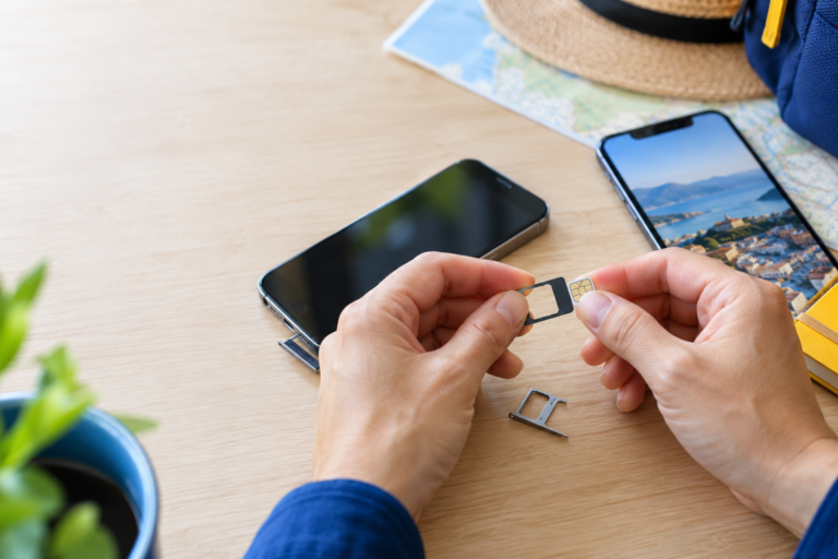 SIMカードアダプターにnanoSIMを装着する手元とスマートフォン