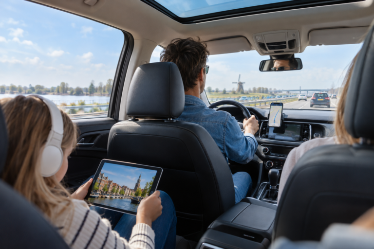 Wifi in de auto tijdens een gezinsrit met veilige telefoonhotspot